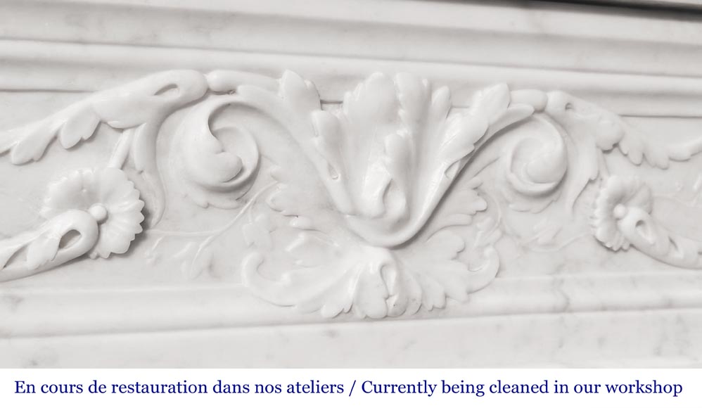 Cheminée de style Louis XVI à décor végétal, en marbre de Carrare-2