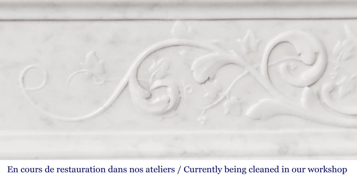 Cheminée de style Louis XVI à décor végétal, en marbre de Carrare-3