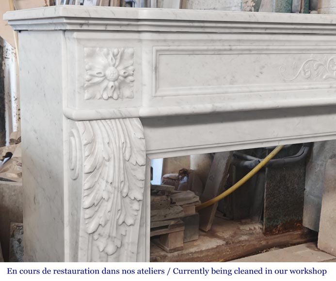 Cheminée de style Louis XVI à décor végétal, en marbre de Carrare-5