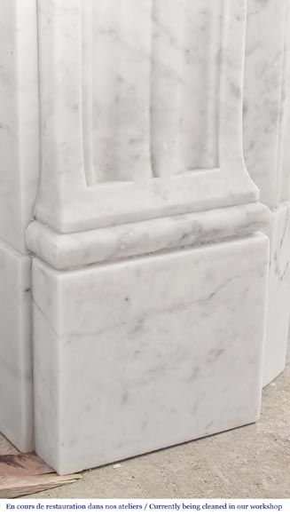 Cheminée de style Louis XVI à décor végétal, en marbre de Carrare-7