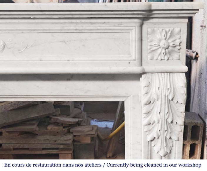Cheminée de style Louis XVI à décor végétal, en marbre de Carrare-9