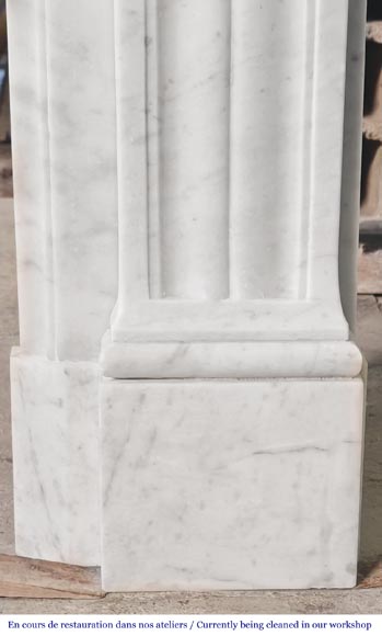 Cheminée de style Louis XVI à décor végétal, en marbre de Carrare-10