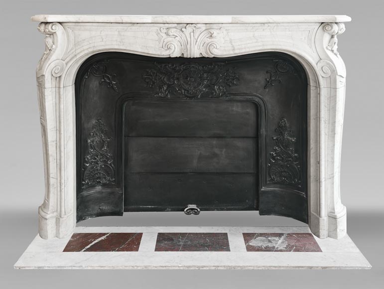 Cheminée de style Louis XV décorée d'une palmette, en marbre de Carrare-0