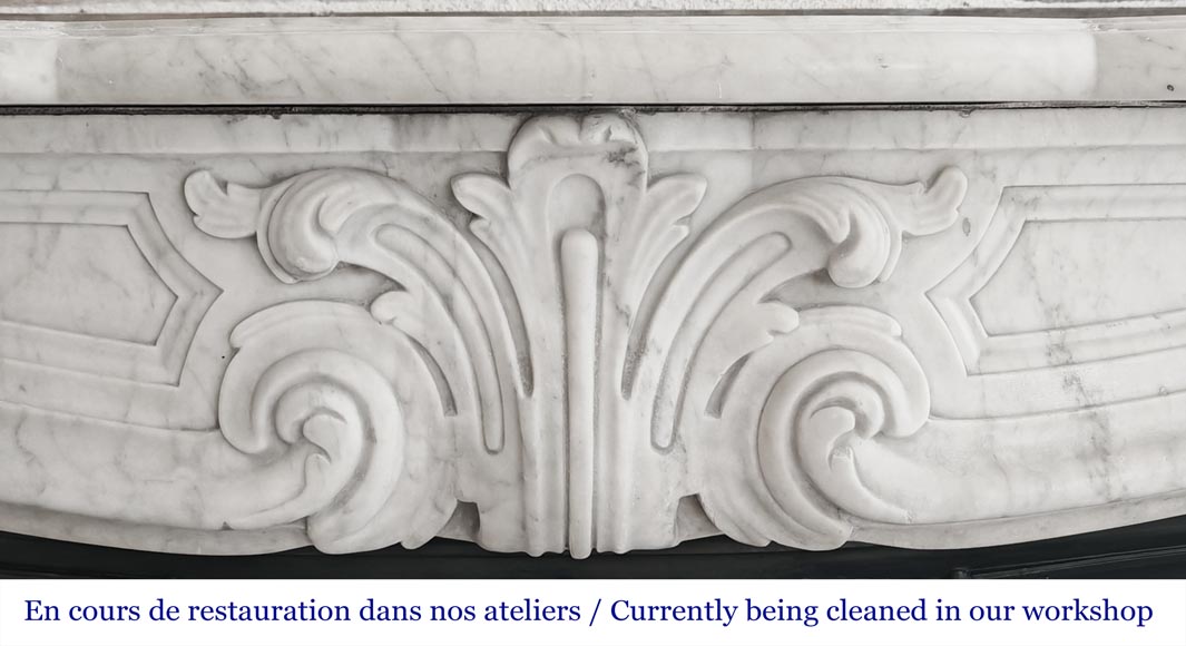 Cheminée de style Louis XV décorée d'une palmette, en marbre de Carrare-1