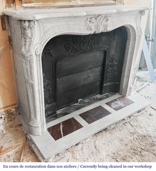 Cheminée de style Louis XV décorée d'une palmette, en marbre de Carrare-3
