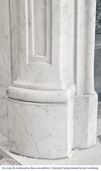 Cheminée de style Louis XV décorée d'une palmette, en marbre de Carrare-5