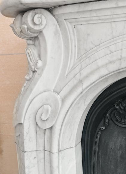 Cheminée de style Louis XV décorée d'une palmette, en marbre de Carrare-6