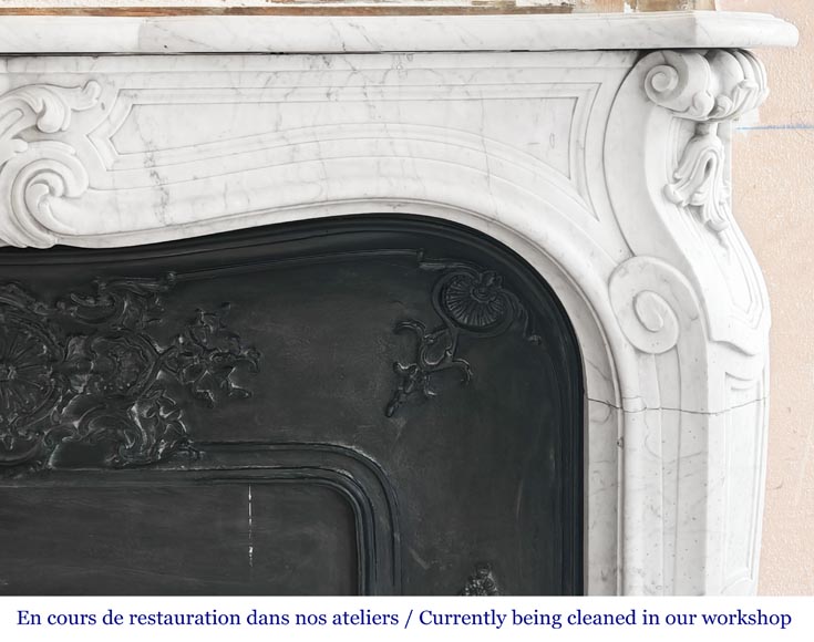 Cheminée de style Louis XV décorée d'une palmette, en marbre de Carrare-8