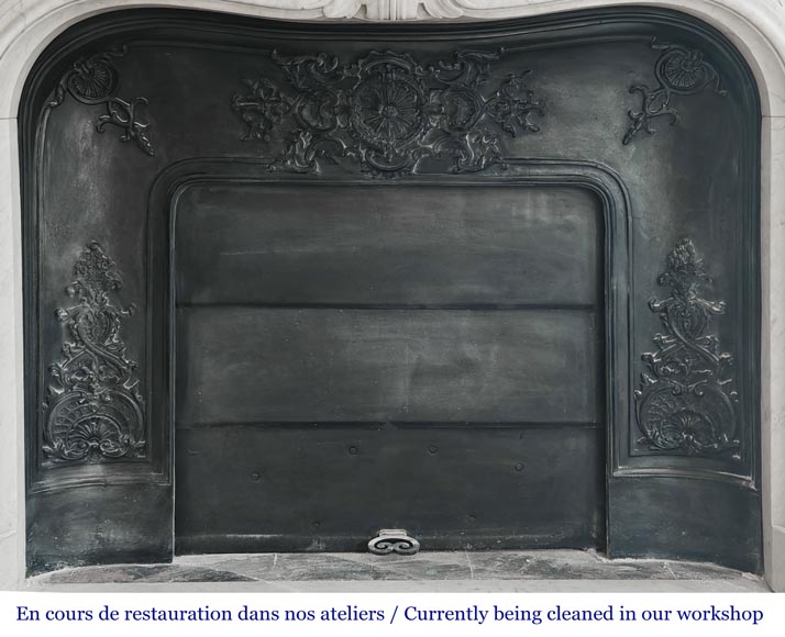 Cheminée de style Louis XV décorée d'une palmette, en marbre de Carrare-10
