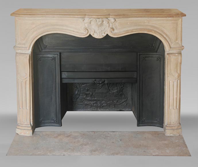Cheminée en pierre de style Louis XV, décorée d'une coquille Cheminée en pierre de style Louis XV, décorée d'une coquille-0