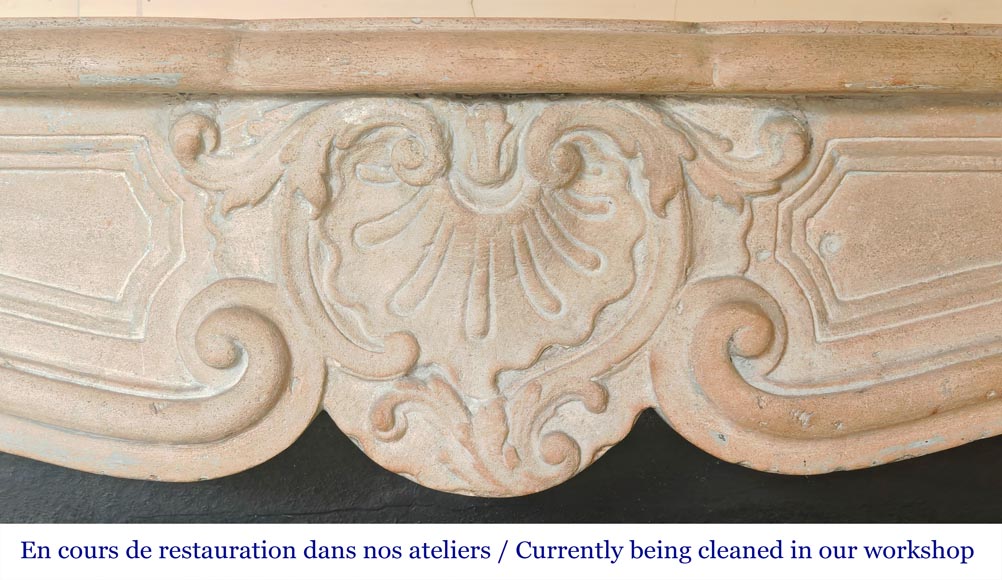 Cheminée en pierre de style Louis XV, décorée d'une coquille Cheminée en pierre de style Louis XV, décorée d'une coquille-1