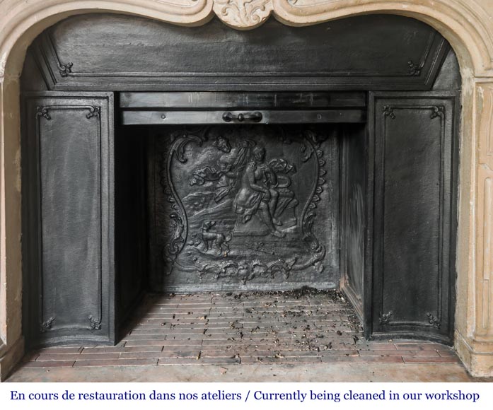 Cheminée en pierre de style Louis XV, décorée d'une coquille Cheminée en pierre de style Louis XV, décorée d'une coquille-11