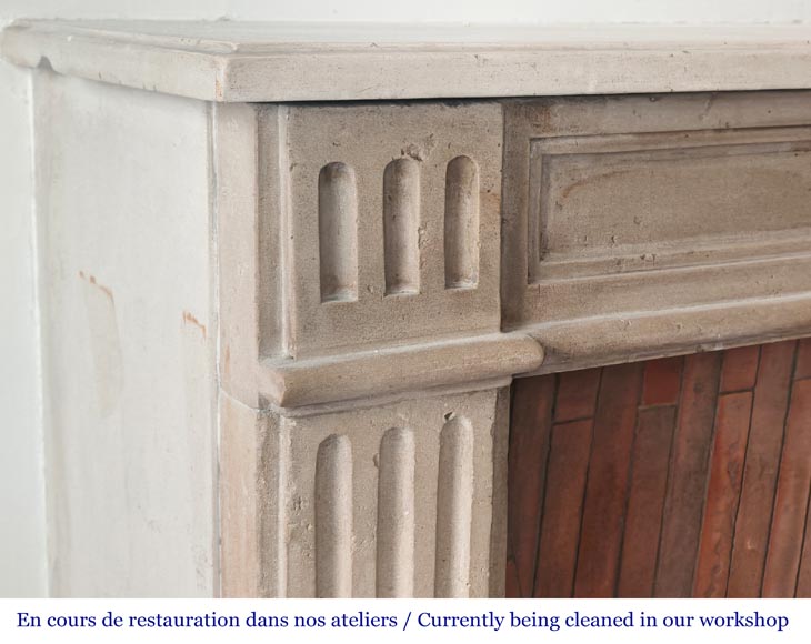 Cheminée de style Louis XVI en pierre, décorée de cannelures-3