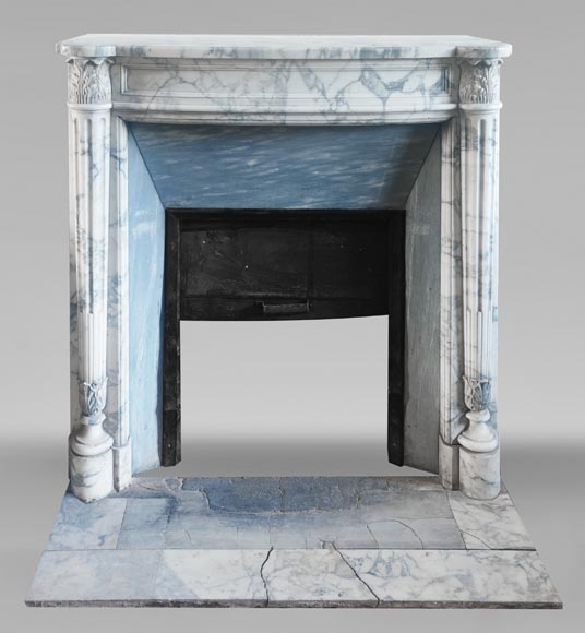 Cheminée galbée de style Louis XVI, à demi colonne corinthienne, en marbre arabescato Cheminée galbée de style Louis XVI, à demi colonne corinthienne, en marbre arabescato-0