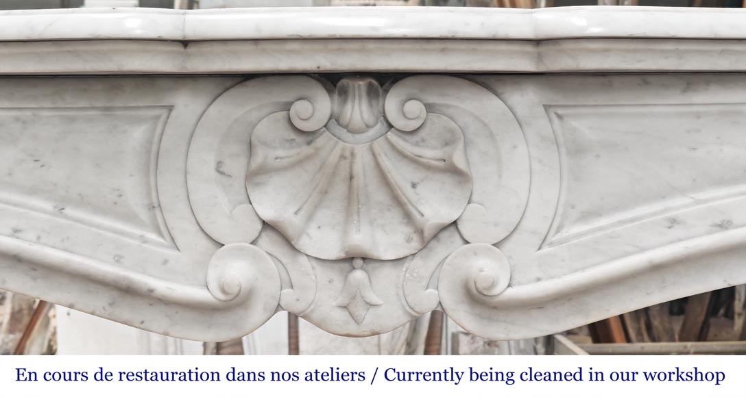 Cheminée de style Louis XV aux trois coquilles, en marbre de Carrare-1