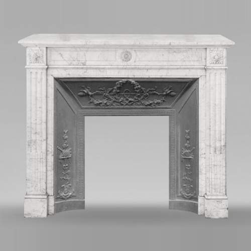 Cheminée de style Louis XVI en marbre de Carrare, décorée d'une fleur de tournesol