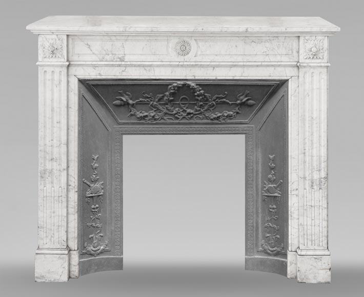 Cheminée de style Louis XVI en marbre de Carrare, décorée d'une fleur de tournesol Cheminée de style Louis XVI en marbre de Carrare, décorée d'une fleur de tournesol-0