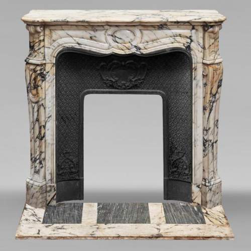 Cheminée de style Louis XV modèle Pompadour en marbre Paonazzo