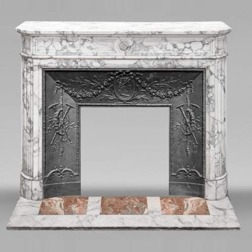 Cheminée de style Louis XVI aux coins arrondis en marbre de Arabescato