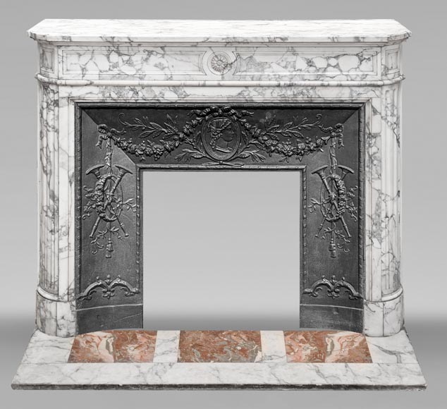Cheminée de style Louis XVI aux coins arrondis en marbre de Arabescato-0