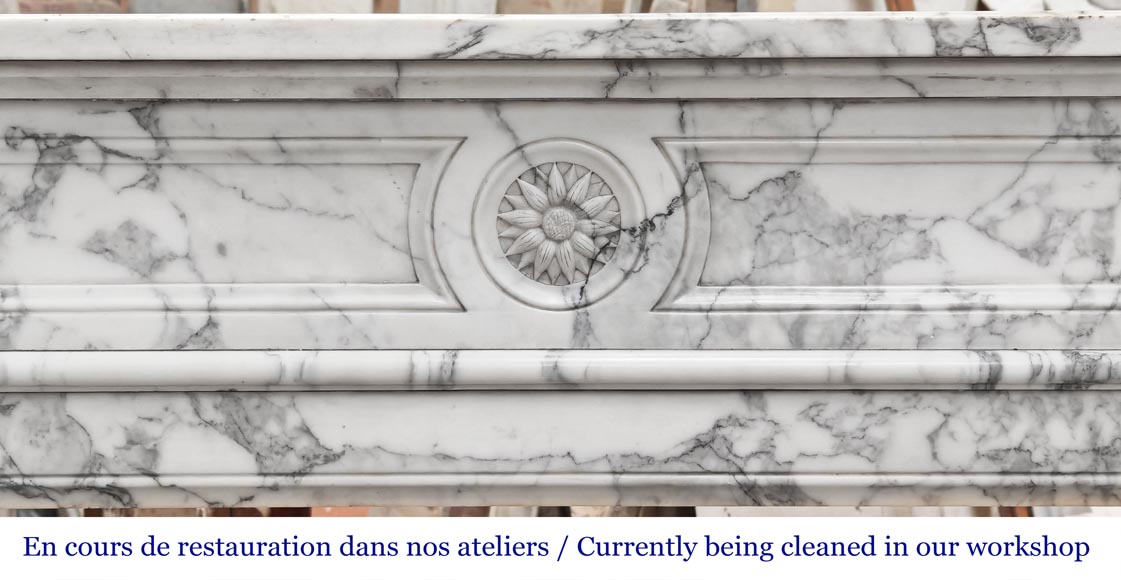 Cheminée de style Louis XVI aux coins arrondis en marbre de Arabescato-1