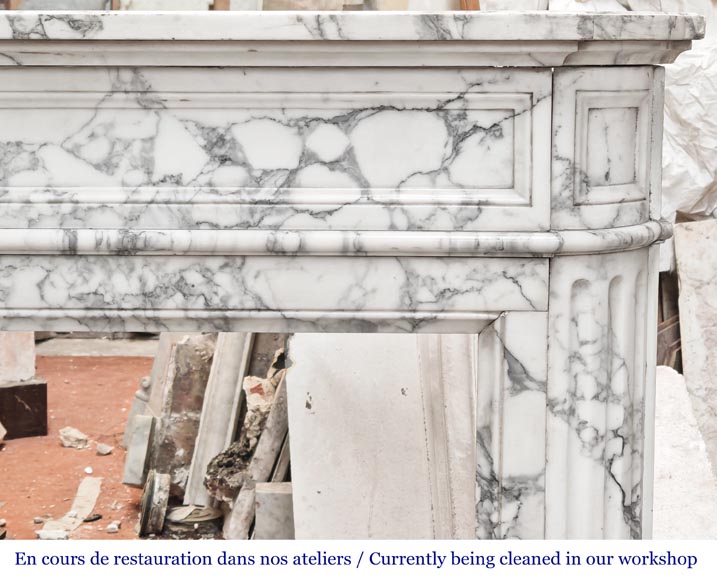 Cheminée de style Louis XVI aux coins arrondis en marbre de Arabescato-6