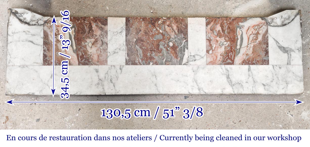 Cheminée de style Louis XVI aux coins arrondis en marbre de Arabescato-8