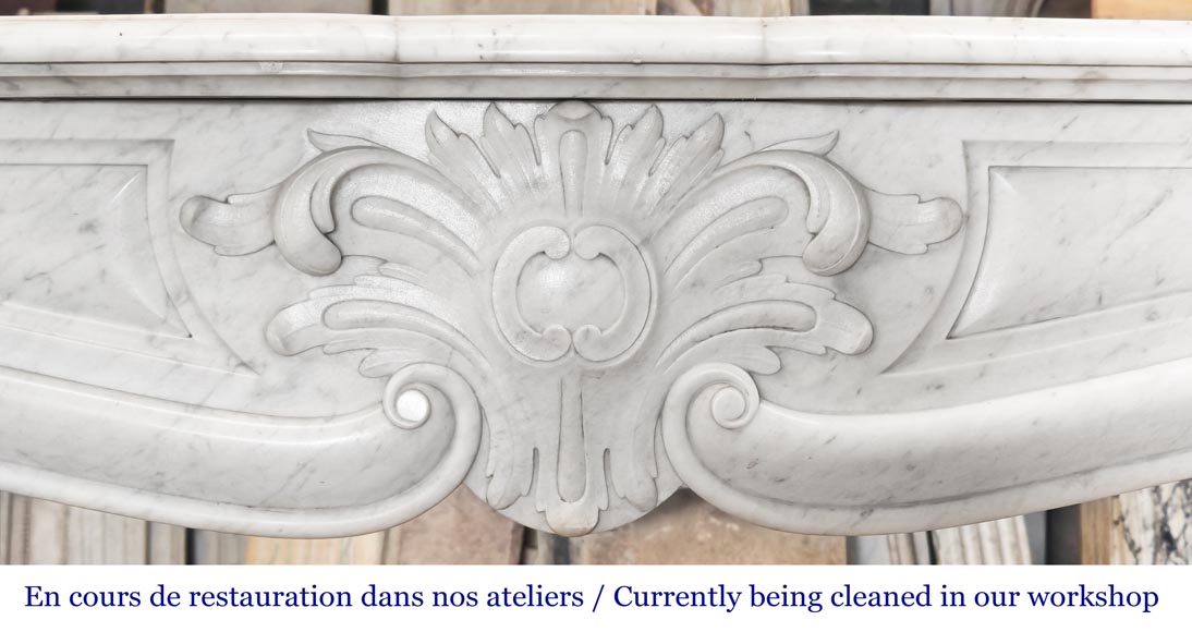Cheminée de style Louis XV en marbre de Carrare décorée d'une palmette Cheminée de style Louis XV en marbre de Carrare décorée d'une palmette-1