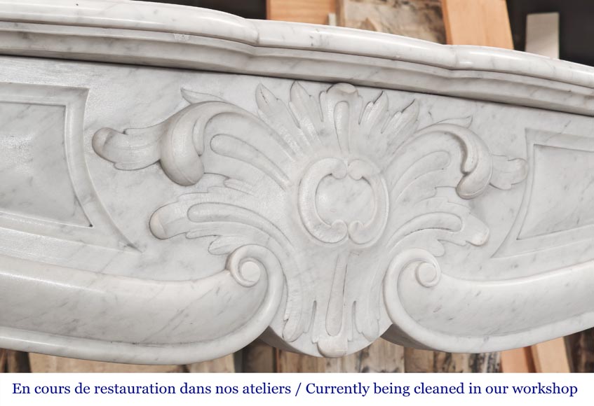 Cheminée de style Louis XV en marbre de Carrare décorée d'une palmette Cheminée de style Louis XV en marbre de Carrare décorée d'une palmette-2
