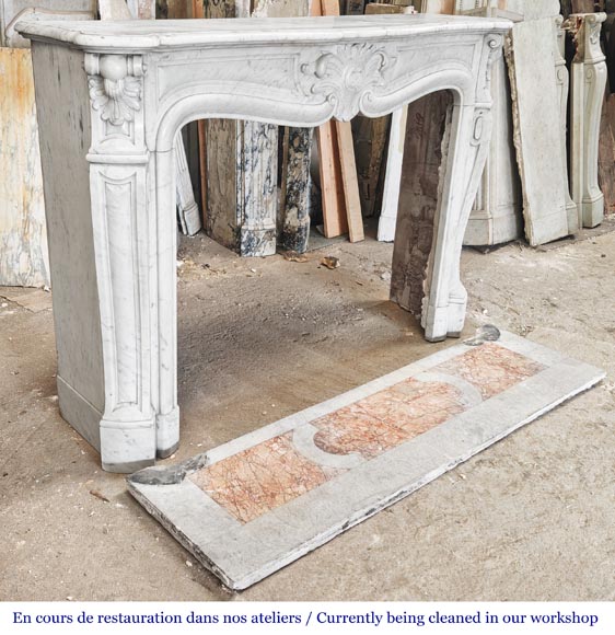 Cheminée de style Louis XV en marbre de Carrare décorée d'une palmette Cheminée de style Louis XV en marbre de Carrare décorée d'une palmette-3
