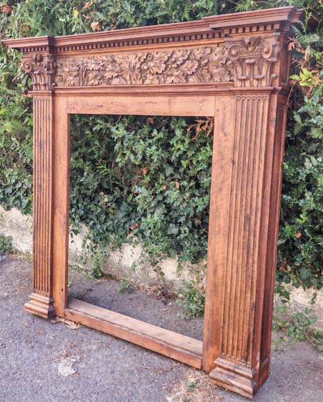 Cheminée de style Louis XVI en chêne, décorée d'une frise de feuille de chêne surmontée de son trumeau en chêne-16