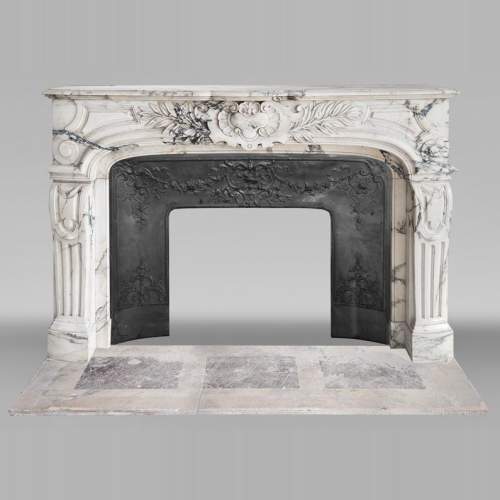 Cheminée de style Régence en marbre Paonazzo, décorée de palmes