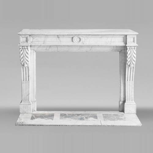 Cheminée d'époque Restauration en marbre de Carrare, à décor de feuille d'eau