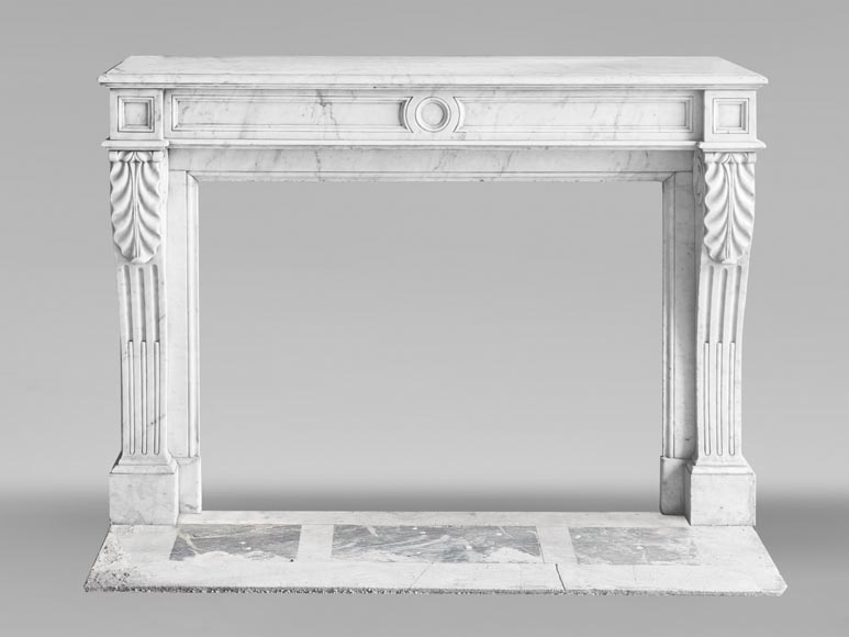 Cheminée d'époque Restauration en marbre de Carrare, à décor de feuille d'eau-0