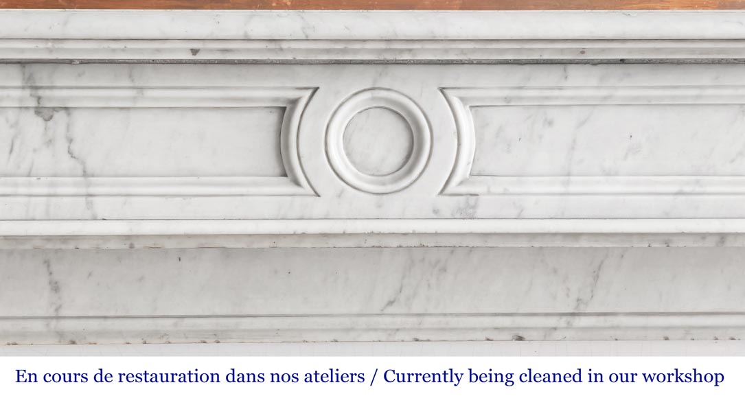 Cheminée d'époque Restauration en marbre de Carrare, à décor de feuille d'eau-1