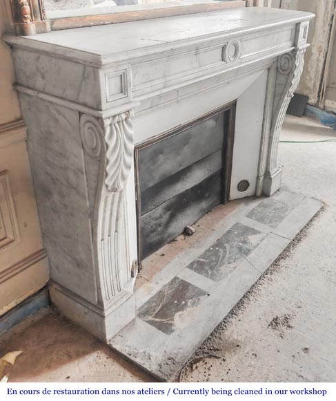 Cheminée d'époque Restauration en marbre de Carrare, à décor de feuille d'eau-2