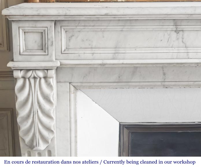 Cheminée d'époque Restauration en marbre de Carrare, à décor de feuille d'eau-3