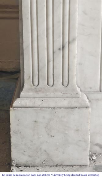Cheminée d'époque Restauration en marbre de Carrare, à décor de feuille d'eau-4