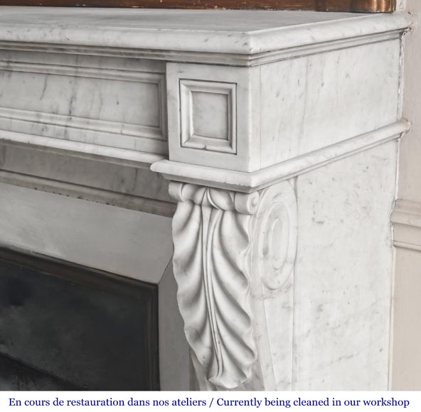 Cheminée d'époque Restauration en marbre de Carrare, à décor de feuille d'eau-6