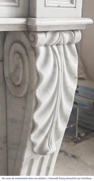 Cheminée d'époque Restauration en marbre de Carrare, à décor de feuille d'eau-7