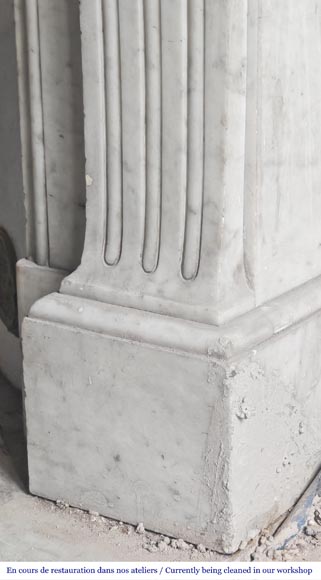 Cheminée d'époque Restauration en marbre de Carrare, à décor de feuille d'eau-8