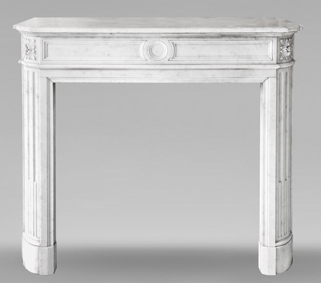 Cheminée de style Louis XVI aux coins arrondis, en marbre de Carrare-0