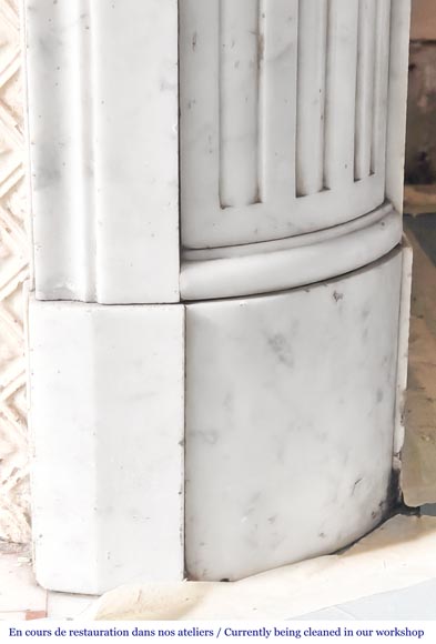 Cheminée de style Louis XVI aux coins arrondis, en marbre de Carrare-7
