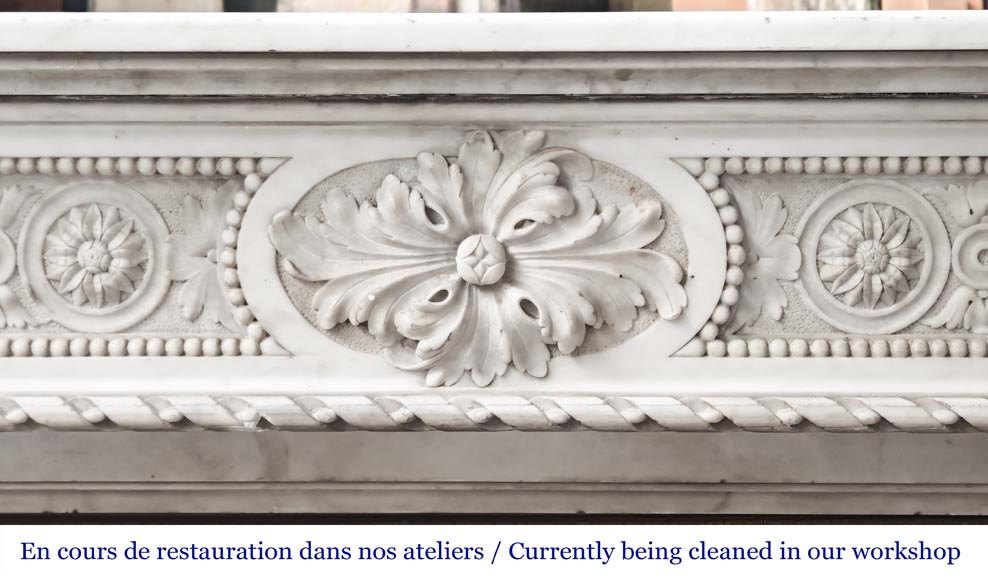 Cheminée de style Louis XVI à décor de perles et de macarons, en marbre de Carrare-1