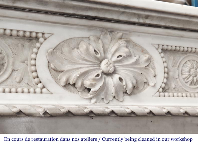Cheminée de style Louis XVI à décor de perles et de macarons, en marbre de Carrare-2