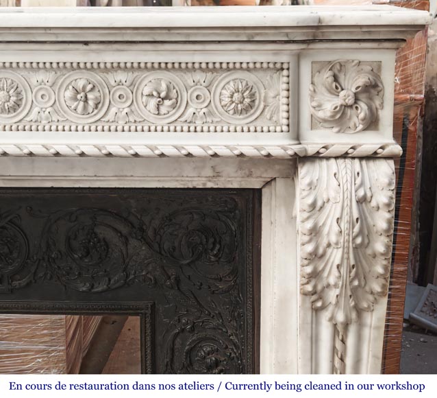 Cheminée de style Louis XVI à décor de perles et de macarons, en marbre de Carrare-11