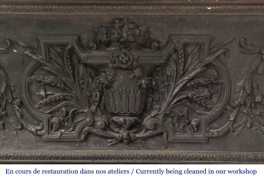 Cheminée de style Louis XVI à décor de perles et de macarons, en marbre de Carrare-15
