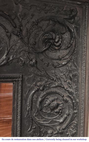 Cheminée de style Louis XVI à décor de perles et de macarons, en marbre de Carrare-16