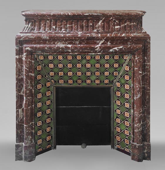 Cheminée de style Louis XIV à acrotère, en marbre de Rouge du Nord Cheminée de style Louis XIV à acrotère, en marbre de Rouge du Nord-0