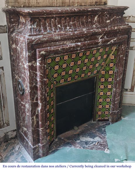 Cheminée de style Louis XIV à acrotère, en marbre de Rouge du Nord Cheminée de style Louis XIV à acrotère, en marbre de Rouge du Nord-2